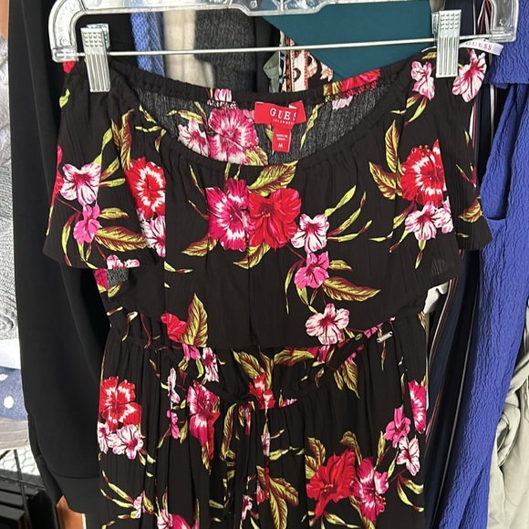 Guess floral jumpsuit/romper. Size medium - Picture 2 of 4